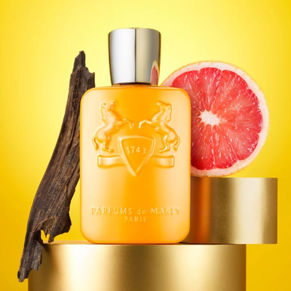 Parfums de Marly - Perseus Flakon mit erhabenen Pferdemotiven kombiniert mit Holzelement und Grapefruit auf goldenem Podest