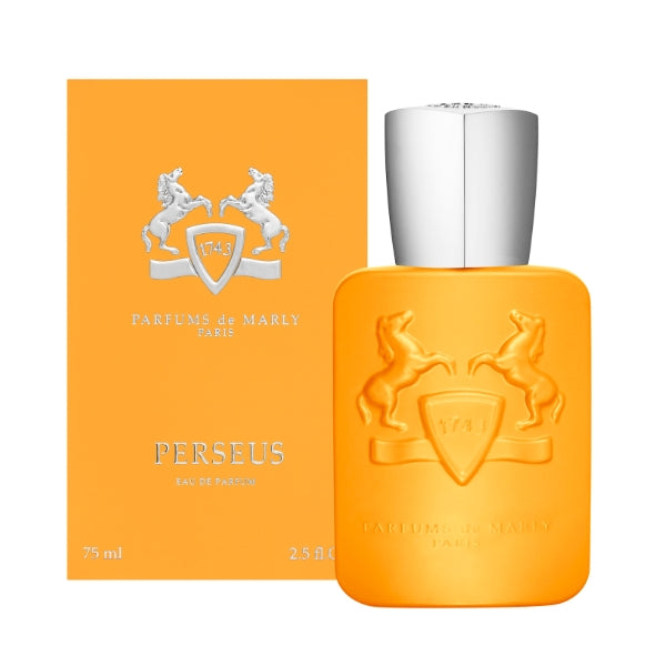 Parfums de Marly - Perseus oranger Flakon mit erhabenen Pferdemotiven und silbernem Verschluss auf weißem Hintergrund