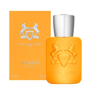 Parfums de Marly - Perseus oranger Flakon mit erhabenen Pferdemotiven und silbernem Verschluss auf weißem Hintergrund