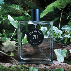 Pierre Guillaume - Orchidivy No.21.1 Parfumflakon in klarer Glasoptik mit schwarzem Zerstäuber vor natürlicher Waldkulisse