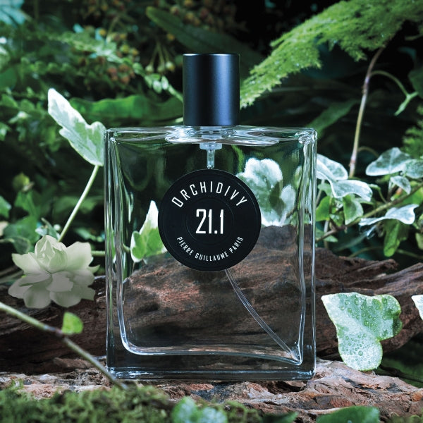 Pierre Guillaume - Orchidivy No.21.1 Parfumflakon in klarer Glasoptik mit schwarzem Zerstäuber vor natürlicher Waldkulisse