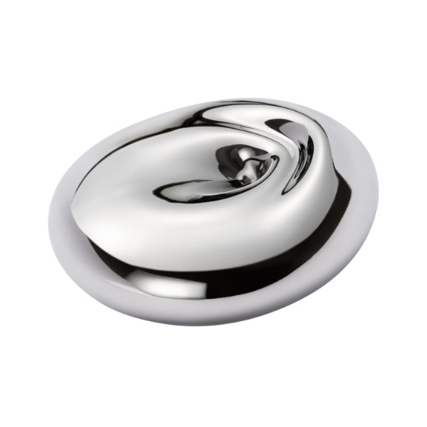 Pigmentarium - Holder - Platinum Wave glänzendes silbernes Kunstobjekt mit fließender, wellenförmiger Oberfläche auf weißem Hintergrund