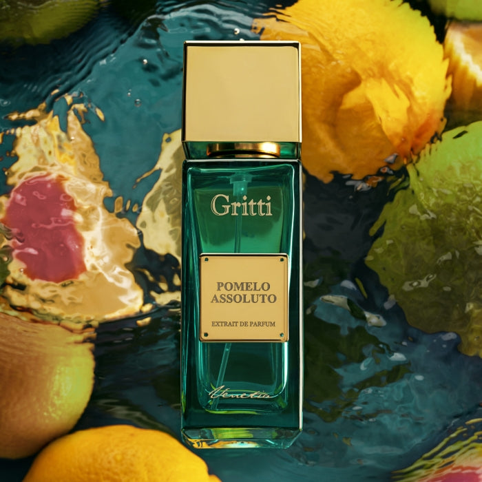 Gritti - Smaragd Collection - Pomelo Assoluto Flakon in leuchtendem Türkis mit goldfarbenem Verschluss im Wasserarrangement