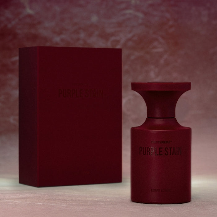 BORNTOSTANDOUT - Purple Stain Flakon und Verpackung in dunklem Purpur vor matter, strukturierter Oberfläche