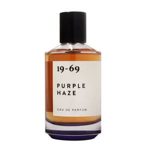 19-69 - Purple Haze Parfumflakon mit bernsteinfarbener Flüssigkeit und schlichtem weißen Etikett vor weißem Hintergrund