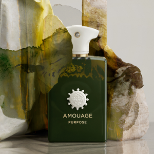 Amouage - Odyssey Collection - Purpose Flakon in tiefgrünem Design mit weißem Verschluss vor künstlerischem Hintergrund