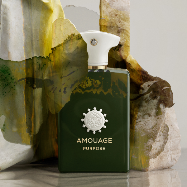 Amouage - Odyssey Collection - Purpose Flakon in tiefgrünem Design mit weißem Verschluss vor künstlerischem Hintergrund