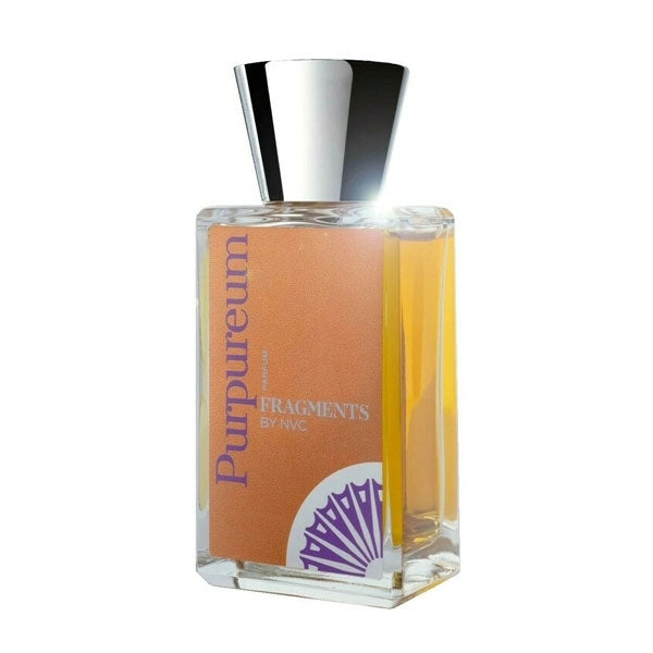 Neela Vermeire Créations - Purpureum Flakon mit silbernem Verschluss und orange-violettem Label vor weißem Hintergrund
