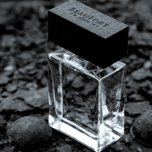 BeauFort London - Force Majeure - Pyroclasm Parfum mit klaren Linien und massivem schwarzem Holzdeckel auf steinigem Untergrund