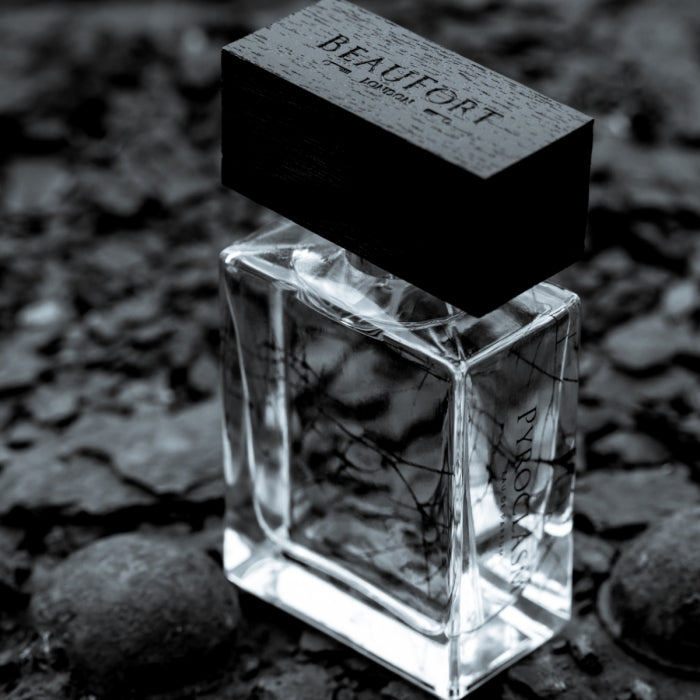 BeauFort London - Force Majeure - Pyroclasm Parfum mit klaren Linien und massivem schwarzem Holzdeckel auf steinigem Untergrund
