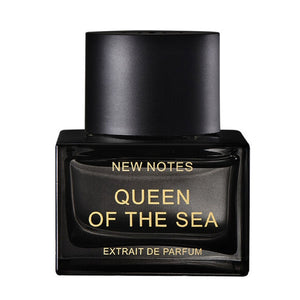 New Notes - Contemporary Blend Collection - Queen of the Sea schwarzer Parfumflakon mit goldener Schrift vor weißem Hintergrund