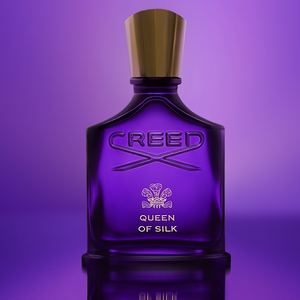 Creed - Queen of Silk Parfumflakon in edlem Violett mit goldfarbenem Verschluss vor samtigem Hintergrund