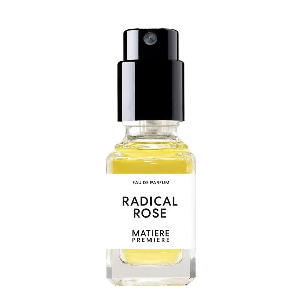 Matière Première - Radical Rose zeigt kleinen Parfumflakon mit schwarzem Zerstäuber und hellem Duft vor weißem Hintergrund