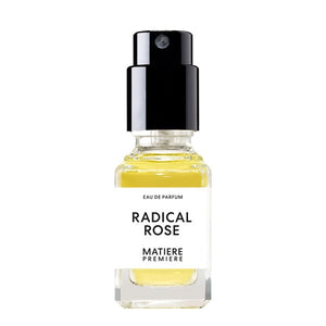 Matière Première - Radical Rose zeigt kleinen Parfumflakon mit schwarzem Zerstäuber und hellem Duft vor weißem Hintergrund