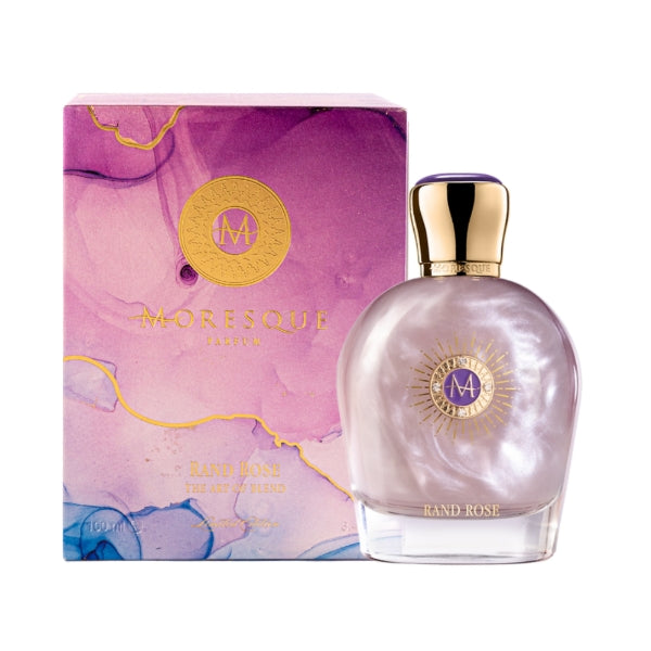 Moresque Parfum - Art of Blend - Rand Rose Flakon mit perlmuttfarbenem Schimmer und goldfarbenem Verschluss vor künstlerischer Verpackung