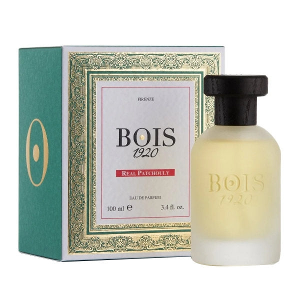 Bois 1920 - Real Patchouly Parfum mit matter Flasche und schwarzem Holzverschluss vor grün-goldener Verpackung