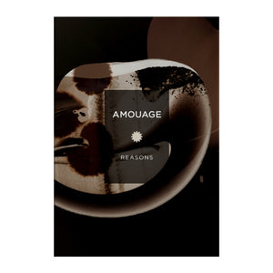 Amouage - Essences Collection - Reasons zeigt abstrakte dunkle Kunst mit Schriftzug und symbolischem Emblem zentral platziert
