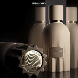 Amouage - Essences Collection - Reasons zeigt eleganten cremefarbenen Flakon mit goldfarbenem Label und dekorativem Verschluss
