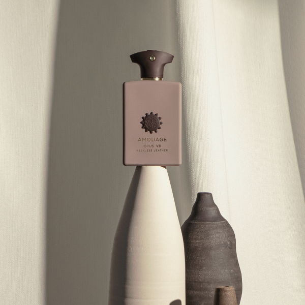 Amouage - Library Collection - Opus VII - Reckless Leather Flakon in mattem Design mit edlem Verschluss auf Keramikvase