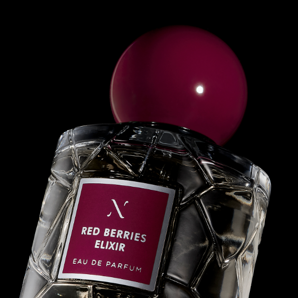 Les Sœurs de Noé - Private Ruby Collection - Red Berries Elixir eleganter Flakon mit rundem, dunkelpinkem Verschluss vor schwarzem Hintergrund
