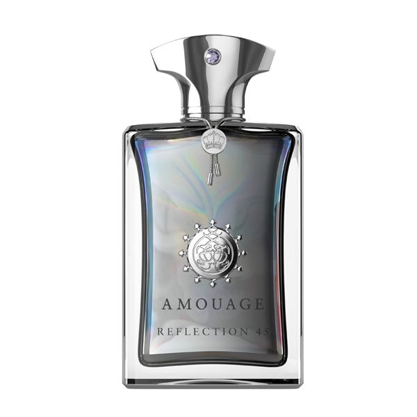 Amouage - Reflection 45 Man Parfumflakon mit silbernem Rahmen und irisierendem Glas vor weißem Hintergrund