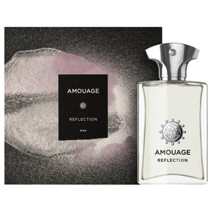 Amouage - Reflection Man Parfumflakon mit klarem Glas und silbernem Verschluss vor künstlerischem Hintergrund