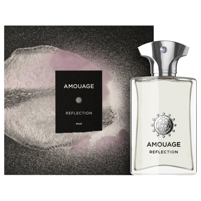 Amouage - Reflection Man Parfumflakon mit klarem Glas und silbernem Verschluss vor künstlerischem Hintergrund