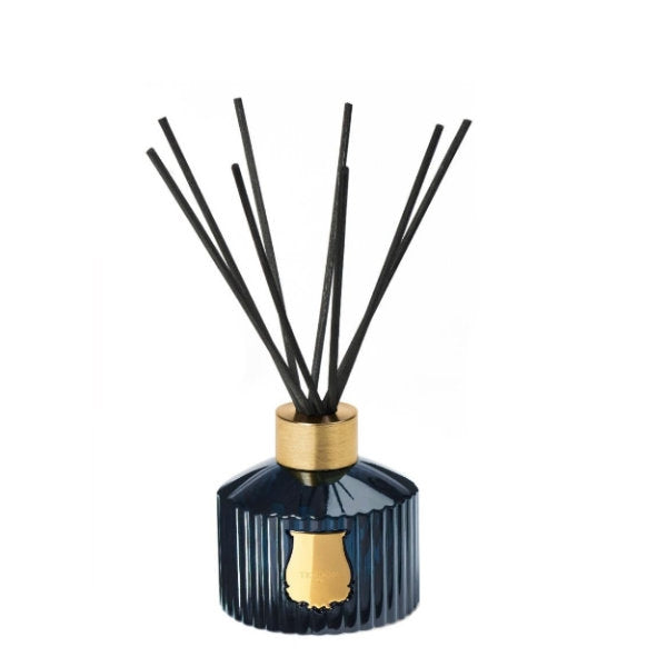 Trudon - Les Belles Matiéres - Reggio - Diffusor mit dunkelblauem Glas und goldfarbenem Hals vor weißem Hintergrund