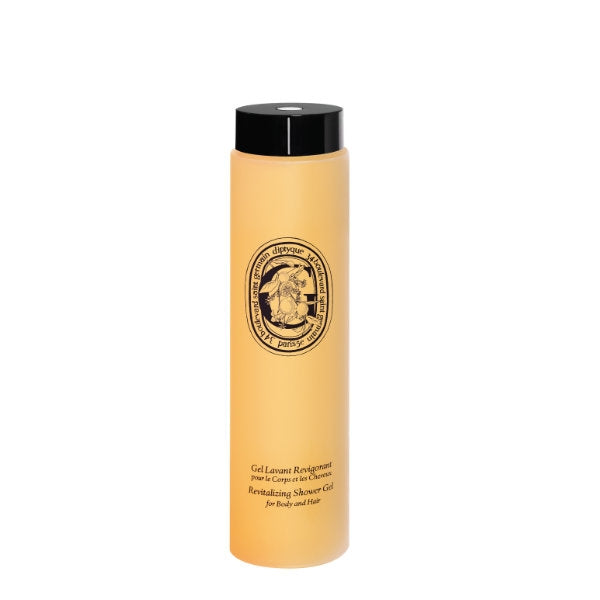 Diptyque - Revitalizing Shower Gel for Body and Hair in durchscheinender Flasche mit schwarzem Verschluss vor weißem Hintergrund