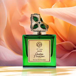 Christian Provenzano - Rocca Parfumflakon in grünem Glas mit kunstvoll verziertem goldgrünem Verschluss vor zartem Blütenhintergrund