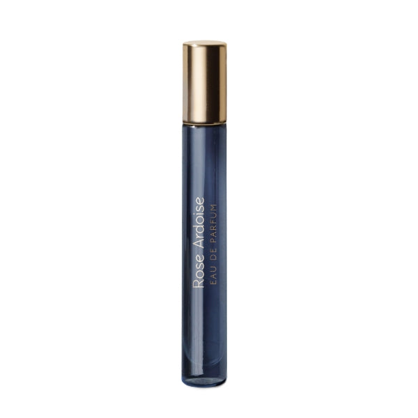 Atelier Materi - Rose Ardoise schlanker blauer Parfumroller mit goldenem Verschluss vor weißem Hintergrund