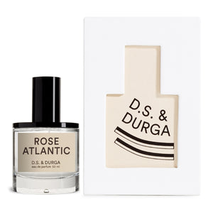 D.S. & Durga - Rose Atlantic Parfümflakon mit beigem Etikett und minimalistischer Verpackung auf weißem Hintergrund