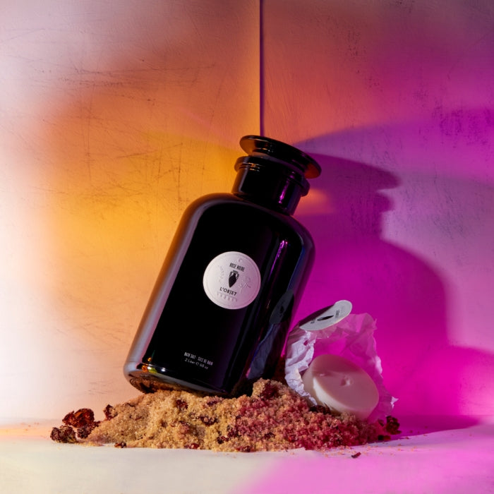 L'Objet - Rose Noire - Bath Salt Badesalz in schwarzer Glasflasche mit natürlichen Pflanzenstoffen und exotischem Duft