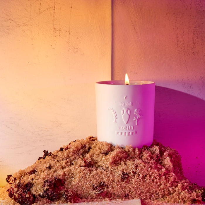 L'Objet - Rose Noire - Scented Candle in weißem Porzellangefäß mit exotischem Rosenduft und Ceylon-Tee-Note