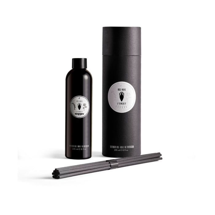 L'Objet - Rose Noire - Porcelain Diffusor Set mit schwarzem Duftöl, elegantem Behälter und passenden Diffusorstäbchen minimalistisch präsentiert