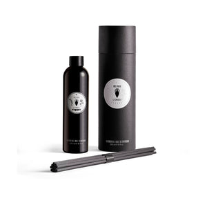 L'Objet - Rose Noire - Porcelain Diffusor Set mit schwarzem Duftöl, elegantem Behälter und passenden Diffusorstäbchen minimalistisch präsentiert