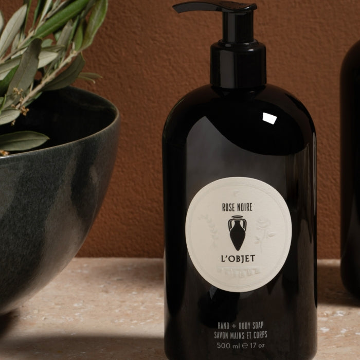 L'Objet - Rose Noire - Hand + Body Soap in eleganter schwarzer Flasche mit feuchtigkeitsspendender, natürlicher Hand- und Körperseife