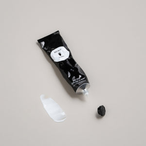 L'Objet - Rose Noire - Hand Creme Tube mit schnell einziehender, nährender Pflege und zarter Pflanzenstoffmischung