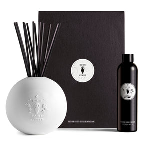 L'Objet - Rose Noire - Porcelain Diffusor Set mit weißer Porzellankugel und schwarzem Nachfüllöl elegant präsentiert