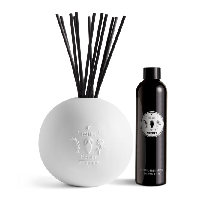 L'Objet - Rose Noire - Porcelain Diffusor Set mit weißer Kugel und schwarzem Duftöl stimmungsvoll inszeniert