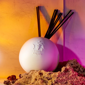 L'Objet - Rose Noire - Porcelain Diffusor Set mit eleganter weißer Porzellankugel und Duftstäbchen stimmungsvoll inszeniert