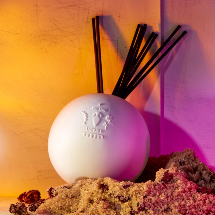 L'Objet - Rose Noire - Porcelain Diffusor Set mit eleganter weißer Porzellankugel und Duftstäbchen stimmungsvoll inszeniert