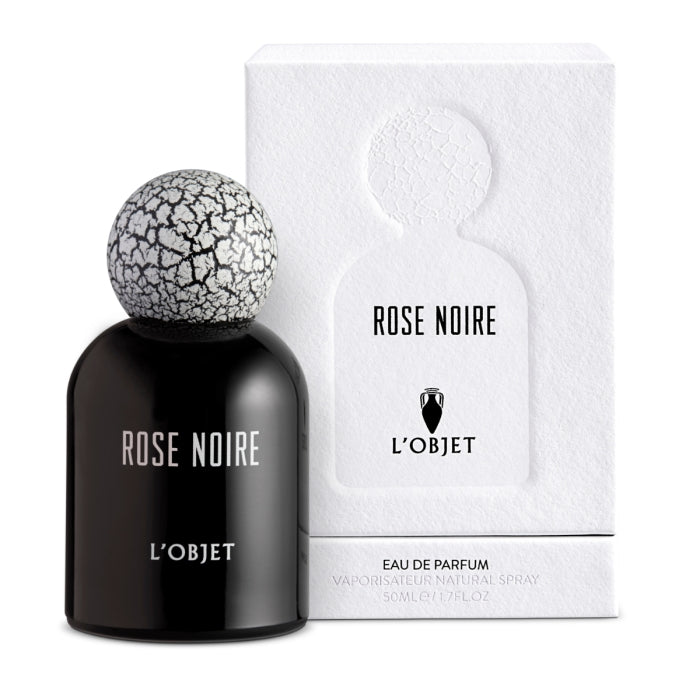 L'Objet - Rose Noire Parfumflakon in elegantem schwarzem Glas mit markantem, weiß-rissigem Kugelverschluss vor weißer Verpackung