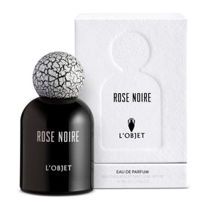 L'Objet - Rose Noire Parfumflakon in elegantem schwarzem Glas mit markantem, weiß-rissigem Kugelverschluss vor weißer Verpackung