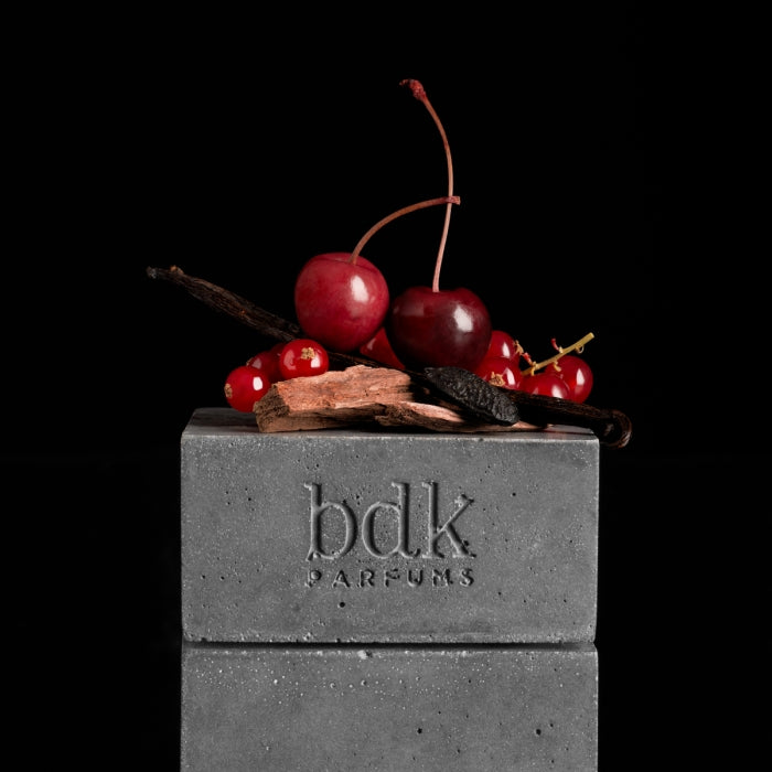 bdk Parfums - Rouge Smoking - Extrait de Parfum mit Kirschen, Vanilleschote und Holzakzenten auf schwarzem Hintergrund