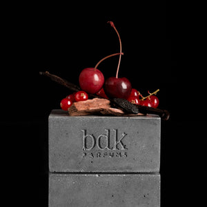 bdk Parfums - Rouge Smoking - Extrait de Parfum mit Kirschen, Vanilleschote und Holzakzenten auf schwarzem Hintergrund