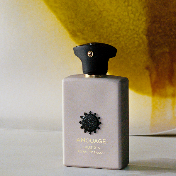 Amouage - Library Collection - Opus XIV - Royal Tobacco Flakon in dezenter Beige mit schwarzem Deckel vor hellem Hintergrund