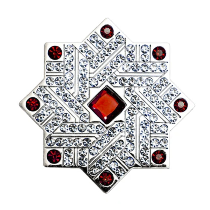 Kajal - Ruby zeigt kunstvollen silbernen Schmuck mit roten und klaren Kristallen in sternförmigem Design vor weißem Hintergrund
