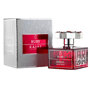 Kajal - Ruby präsentiert roten Parfumflakon mit silbernem Deckel und arabischer Schrift neben eleganter silberner Verpackung