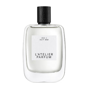 L'Atelier Parfum - Opus 3 - Salty Wood minimalistischer klarer Flakon mit schwarzem Holzdeckel und weißem Etikett vor weißem Hintergrund